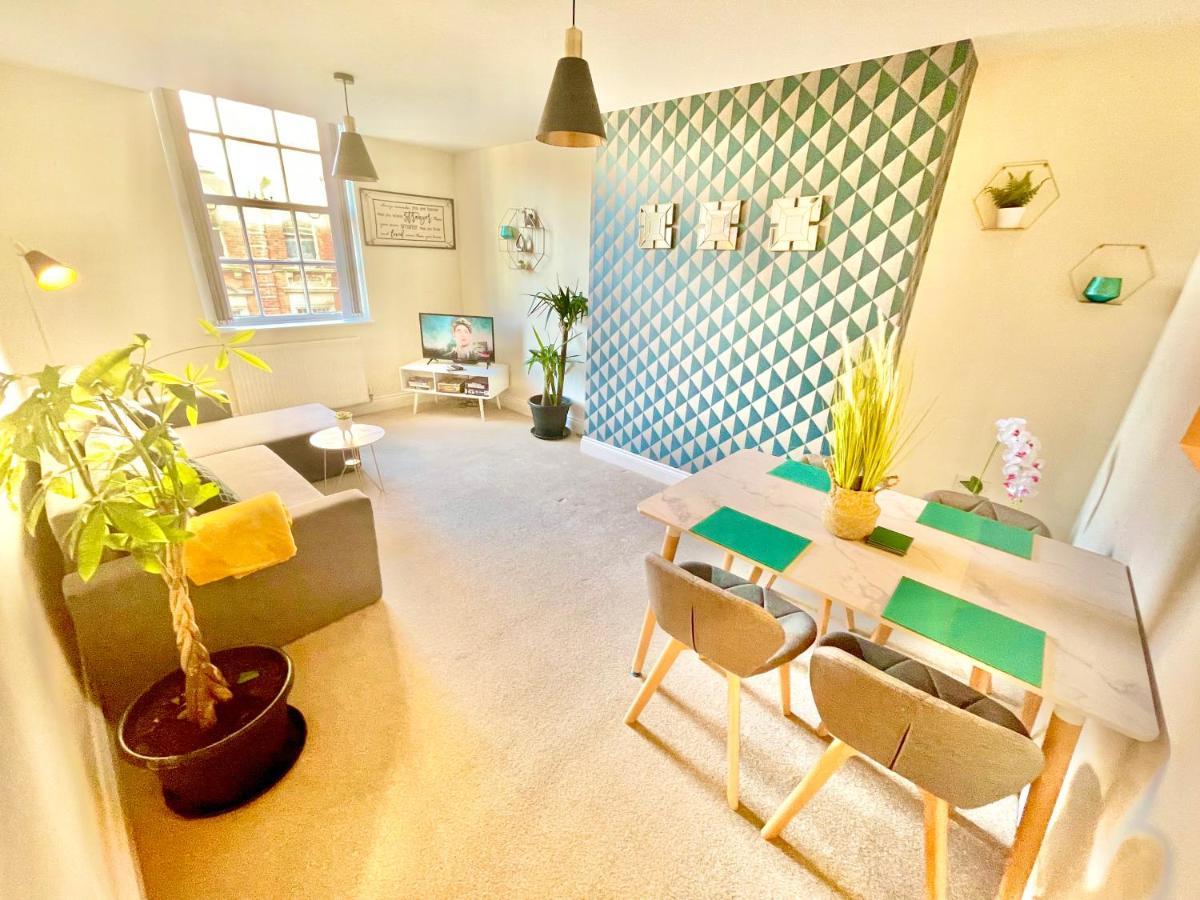 A Stylish Retreat - Super King Bed - Heart Of Town Centre - 5 Mins Stroll To Beach Борнмут Экстерьер фото